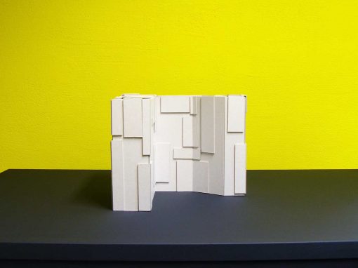 À côté du cube blanc